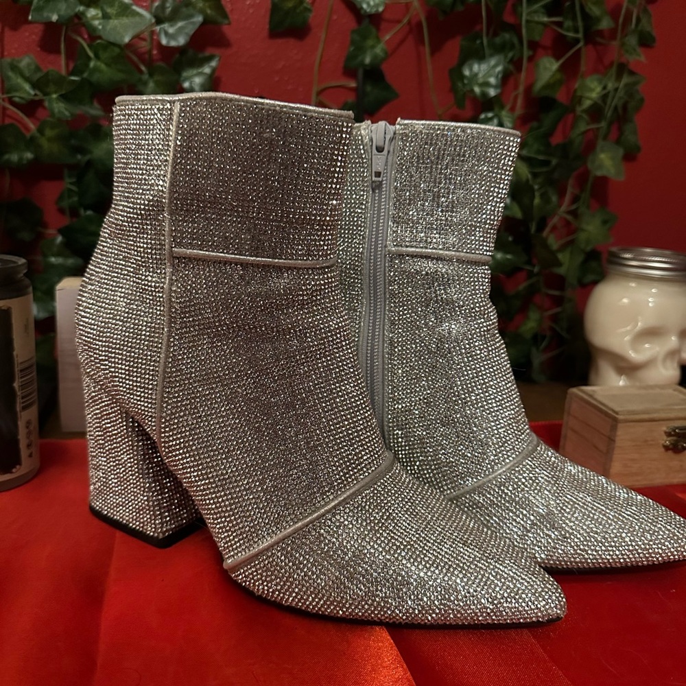 Size 7 1/2 W !!!